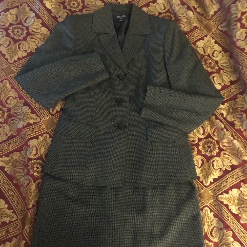 Jones wear skirt suit.